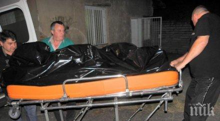 зловещо труп полугол мъж намерен къща самораново