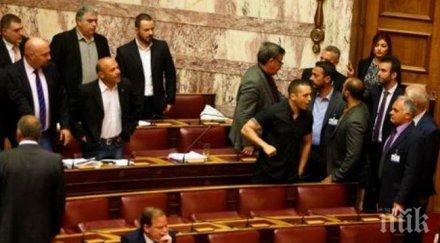 меле гръцкия парламент депутати нападнаха министър охраната спаси