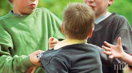 сбъркахме момчета пребили ритници дете училище