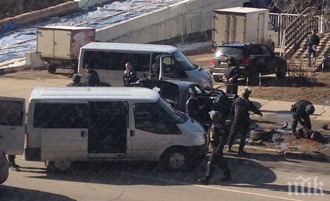 ЕКШЪН! Мъж застреля с карабина петима мотоциклетисти 