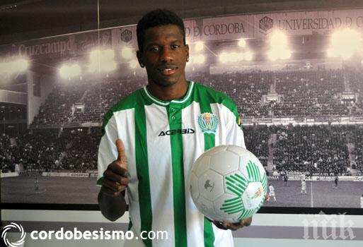 Невероятна драма в Румъния! Футболист почина след колапс на терена 