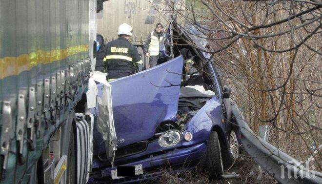 Жесток челен удар между ТИР и лек автомобил край Русе - има пострадали  