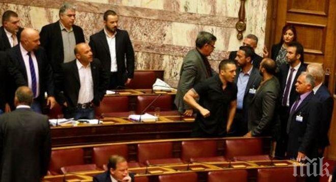 Меле в гръцкия парламент! Депутати нападнаха министър, охраната едва го спаси 