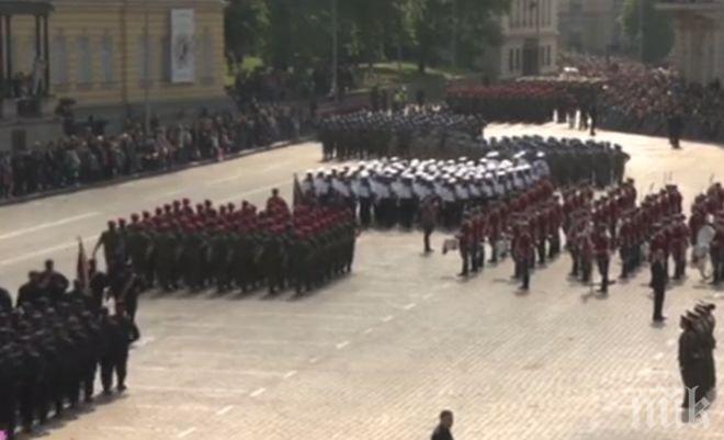 1300 военни, 35 бойни машини и 12 самолета и вертолета разтресоха София за Деня на храбростта и Българската армия 