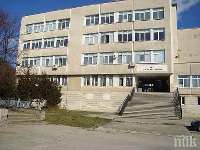 Дават по 25 лв. на 14 наградени с таблети ученици 