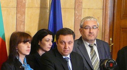 вижте шестимата депутати гласували против оставката борисов