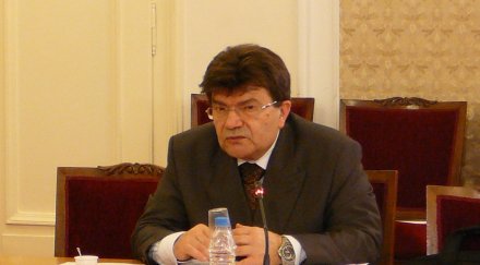 новият член конституционния съд оказа член бкп