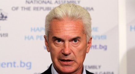 сидеров премиерът каже шегувал оставката