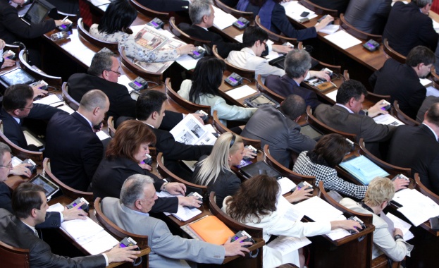 Дянков пропусна парламентарния контрол по лични причини, Вежди - болен