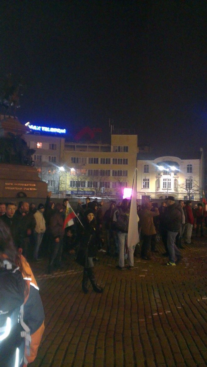 Протестът пак е пред парламента, останаха само ултраси