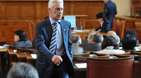 Волен Сидеров влезе в ролята на говорител на протестиращите