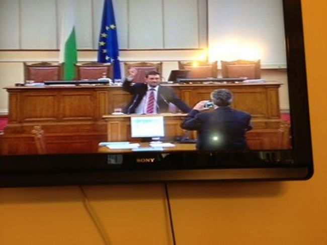 Депутати се снимат за спомен на мястото на Цецка