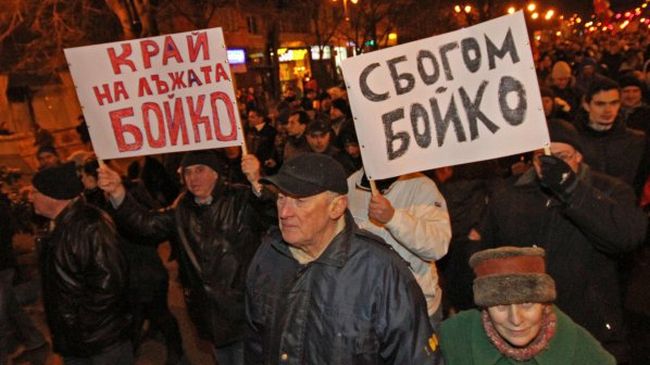 Във Варна отново протестират, тръгват на шествие