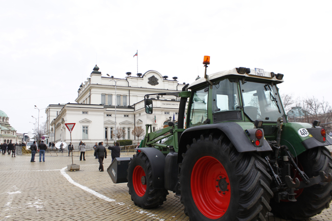 По-добре... тракторите да дойдат в защита на Борисов!