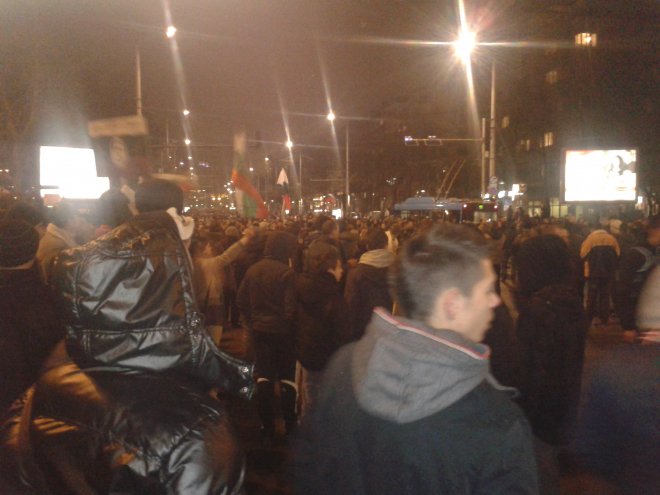 Маскирани провокират протеста на Орлов мост