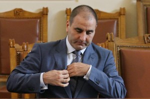 Цветан Цветанов праща есемеси, пише си с Бойко