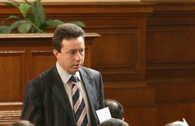 БСП: Протестиращите много приличат на футболни фенове