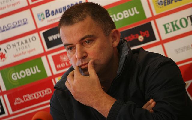 Шефове на ЦСКА нападнаха Дуци Симонович