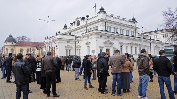 Агитка от стотина души вика за Бойко пред парламента 