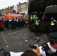 Фенове на Уест Хям помляха автобуса на Юнайтед, мачът не започва