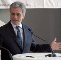 Канцлерът на Австрия хвърли кърпата