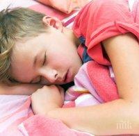 Зов за помощ! Майка търси 3000 лева, за да не умре детето й в съня си