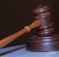 Юнак с починал баща, чиято майка е в затвора, си взе булка на 14 години