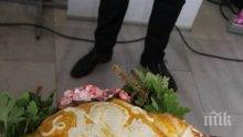 Италиански шеф готвач оценява питките на Фестивала на брашното
