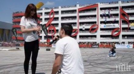 младеж предложи приятелката автосъбор