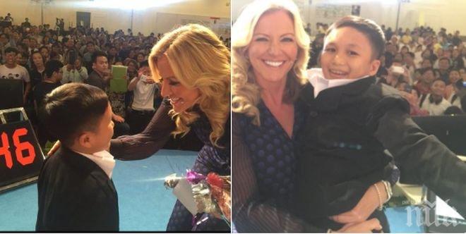 Баронеса понесе на ръце възрастен виетнамец, взела го за дете