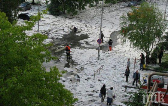 В Ловеч е страшно! Разчистват със снегорини след градушката (СНИМКИ)
