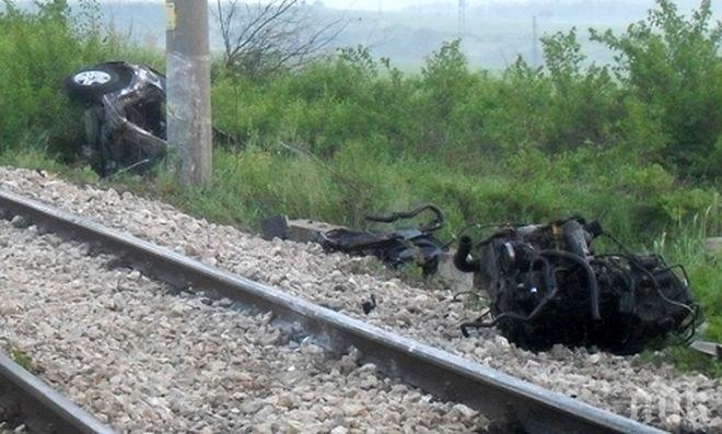 На косъм! Пиян измъкна спътника си от колата секунди, преди да я размаже влак (СНИМКИ)
