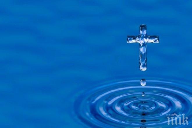 Невероятно! Светената вода помни молитвите - ето как да си поискате чудо
