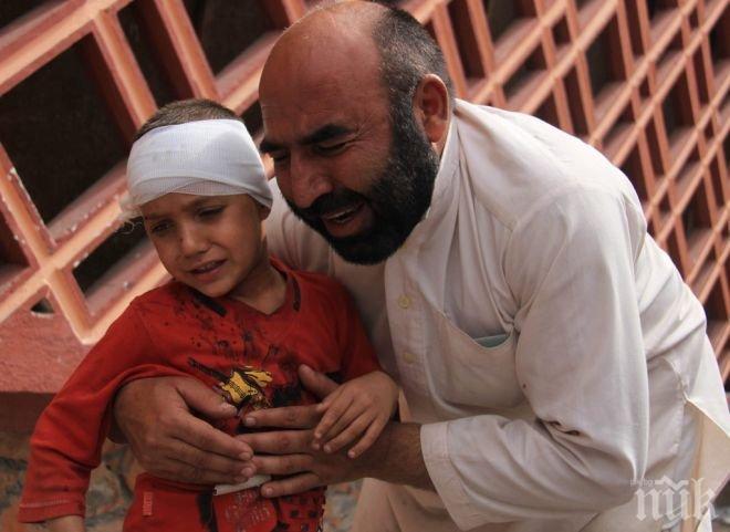 Атентатор самоубиец взриви 10 цивилни в Афганистан, след които две деца