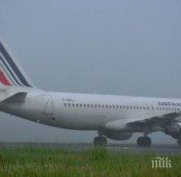 Паника в Париж! Два самолета се удариха на летище 