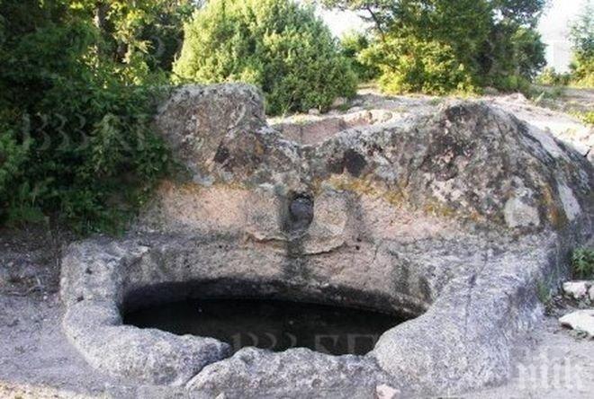 Иманяри посегнаха на най-запазения ритуален камък Шарапана в Родопите