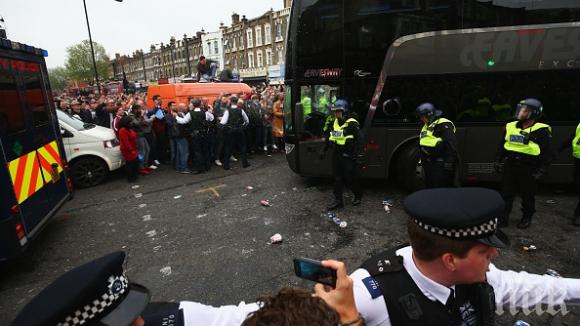Уест Хям ще  наложи пожизнена забрана на феновете, атакували автобуса на Юнайтед