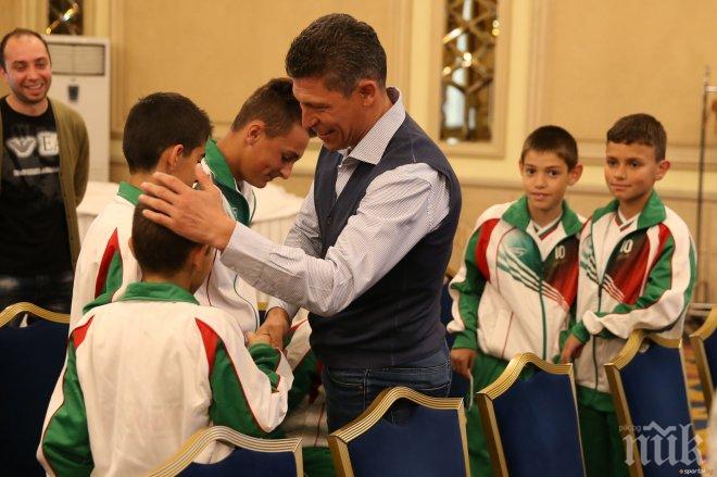 Краси Балъков дари 17 240 лева на сираци от SOS Детски селища