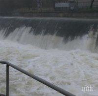 пет големи язовира преливат наблюдават денонощно