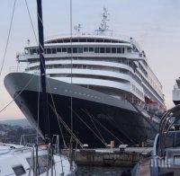 Десетки хиляди изпратиха най-големия в света круизен кораб на първото му плаване