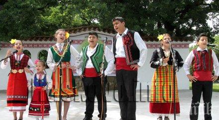 групи участват събора китна тракия пее танцува