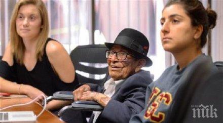 фрапантен случай годишен ветеран войната завърши университета учи цели години снимки