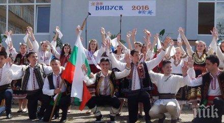 уникално цял клас отива абитуриентския бал народни носии снимки