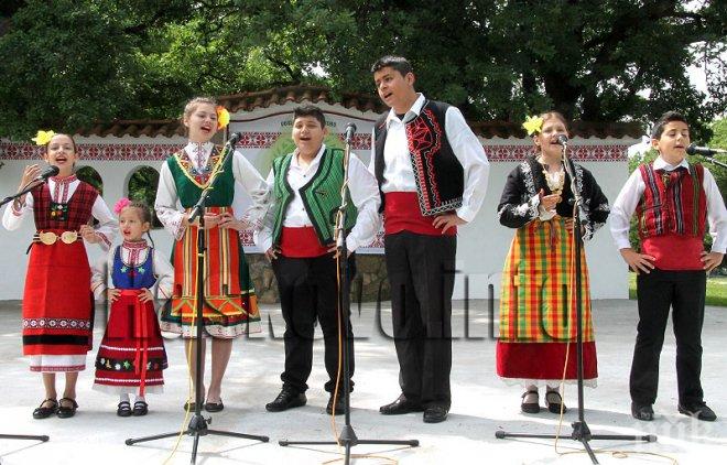 65 групи участват на събора Китна Тракия пее и танцува 