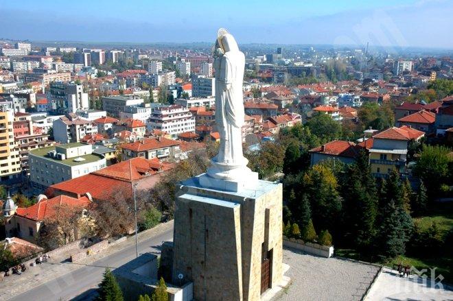 Старозагорски Сеат събори паметника на Санкето в Хасково