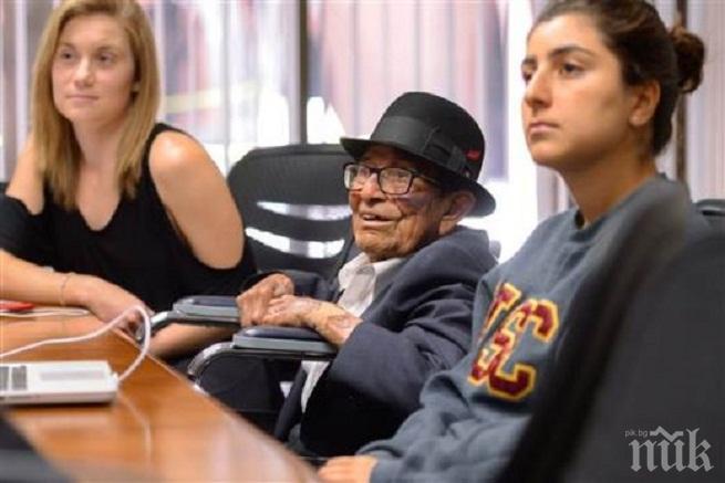 Фрапантен случай! 96-годишен ветеран от войната завърши университета, в който учи цели 70 години (СНИМКИ)