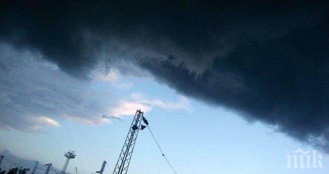 Небето край Варна е като от филм за Апокалипсиса (СНИМКИ)