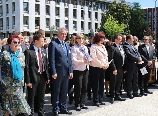  Цецка Цачева участва в тържествата по повод празника на Плевен
