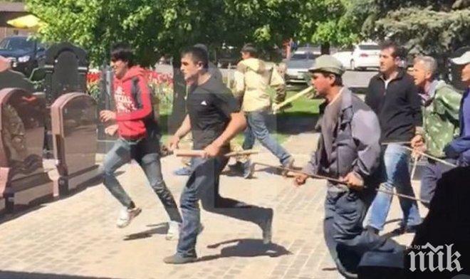 Извънредно в ПИК! Над 500 души се биха в грандиозното меле на гробище в Москва! 3 души загинаха, десетки са ранени (ОБНОВЕНА, СНИМКИ И ВИДЕО)