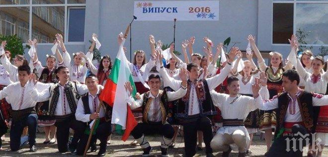УНИКАЛНО! Цял клас отива на абитуриентския си бал с народни носии (снимки) УНИКАЛНО! Цял клас отива на абитуриентския си бал с народни носии (снимки)